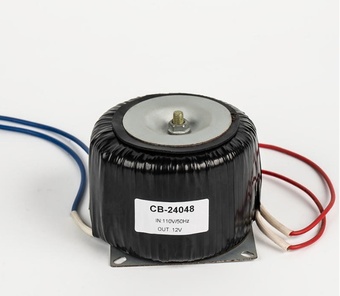 Hvorfor klarer ringkernetransformatoren sig godt i effektiv strømkonvertering, elektromagnetisk interferens og flere anvendelsesscenarier?