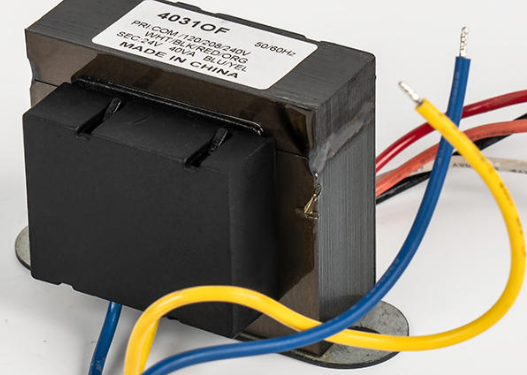 Er det normalt, at en lavfrekvent klimaanlægstransformator bliver varm?