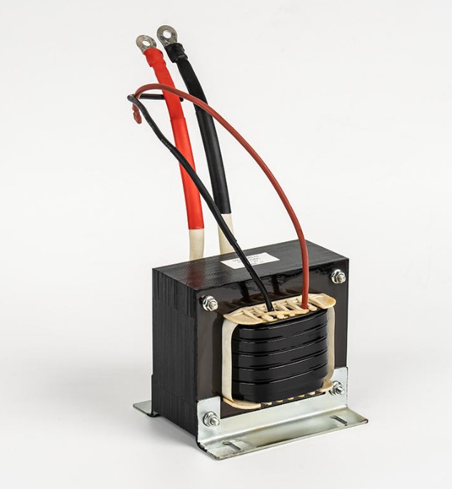 Hvilke fænomener forårsager kernemætning i en invertertransformer?